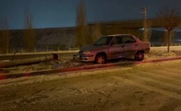 Sivas’ta bir otomobilin çarptığı aydınlatma direği, polis aracının üzerine devrildi
