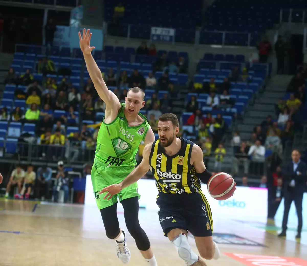 Fenerbahçe Beko, TOFAŞ’ı Mağlup Ederek Liderliği Ele Geçirdi