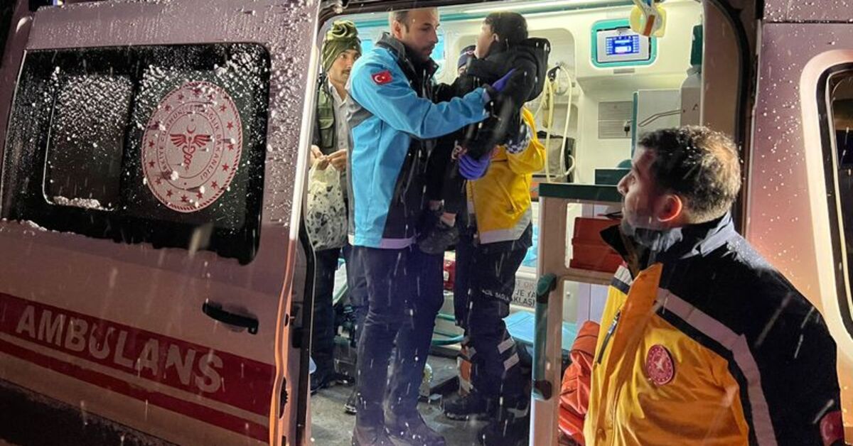 Hakkari’de yolu kapanan mezrada fenalaşan çocuk, ekiplerce hastaneye ulaştırıldı