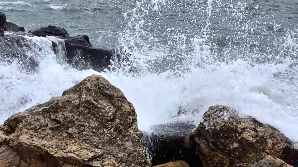 Amasra’da Dalgalar 3 Metreyi Aştı