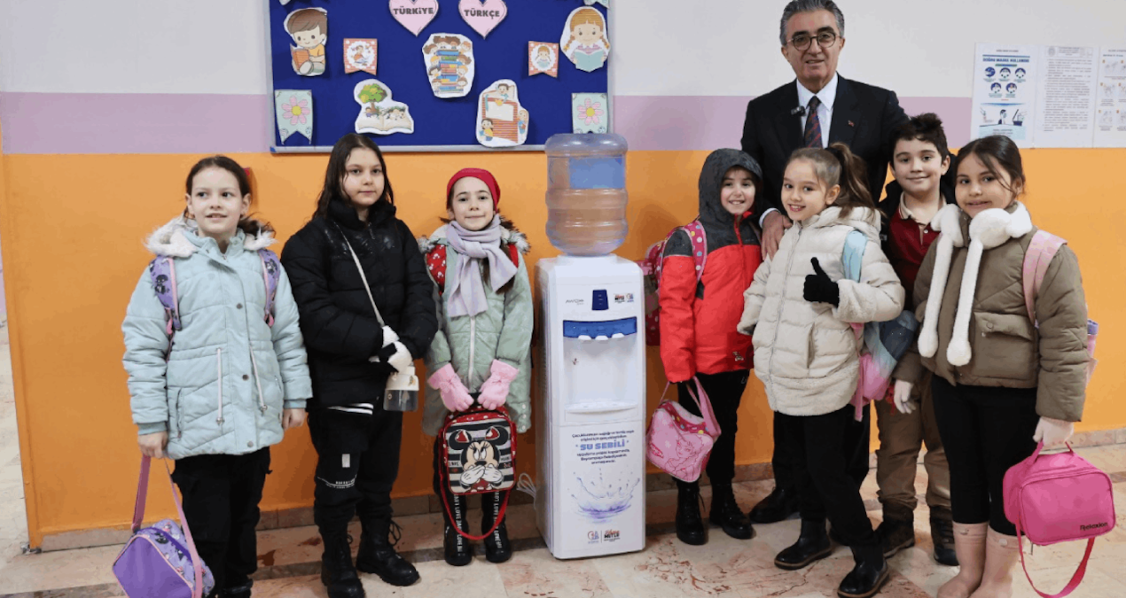 Bayrampaşa Belediyesi’nden öğrencilere ücretsiz doğal kaynak suyu