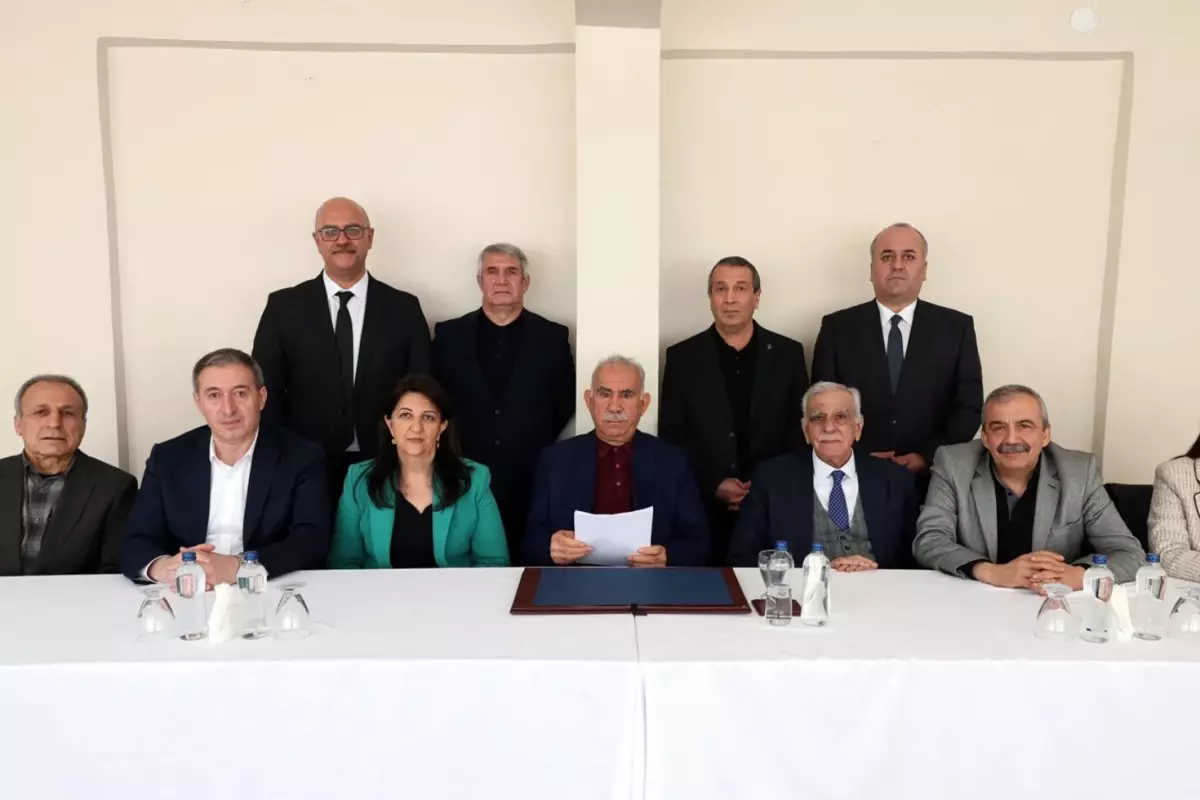 Öcalan’ın yıllar sonra yayımlanan fotoğrafında yer alan kişilerin kim olduğu ortaya çıktı