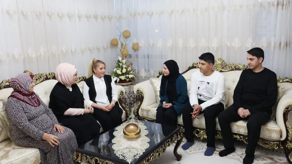 Emine Erdoğan, iftarda 15 Temmuz şehidi Sayın’ın ailesinin misafiri oldu